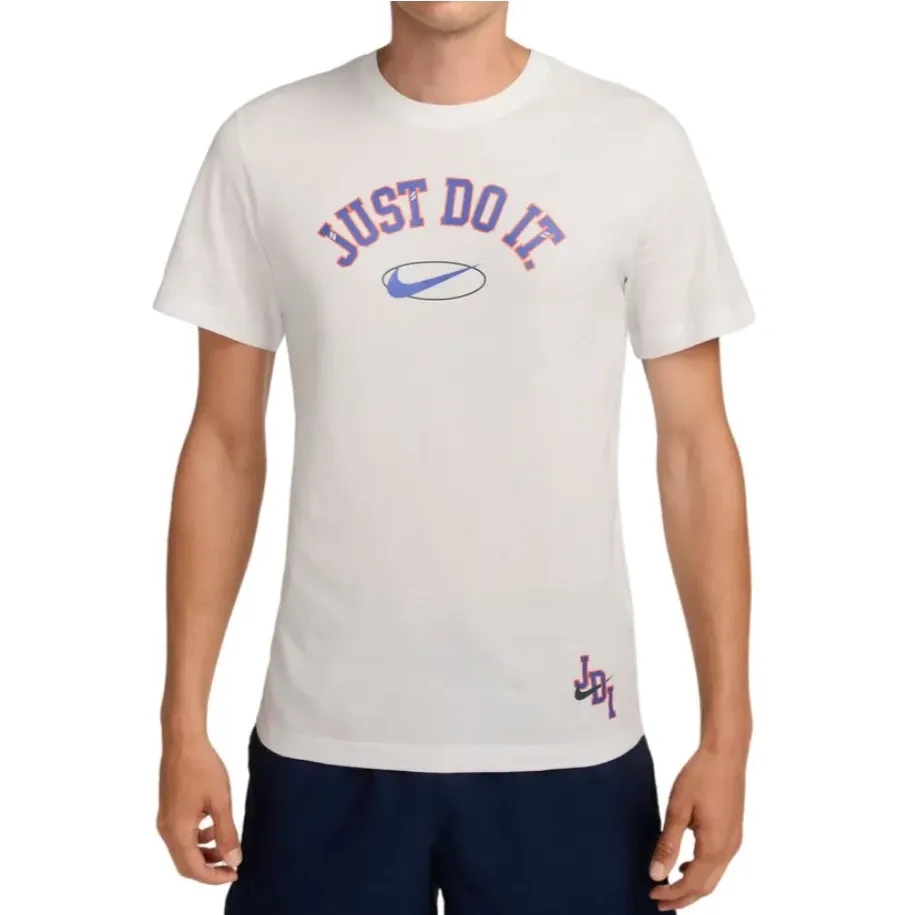 Camiseta masculina Nike branca com estampa Just Do It violeta e logo azul, mangas curtas e gola redonda